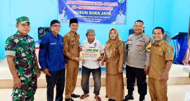 Muhammad Umar datuk rio dusun Suka Jaya Menyerahkan BLT DD Secara Simbolis