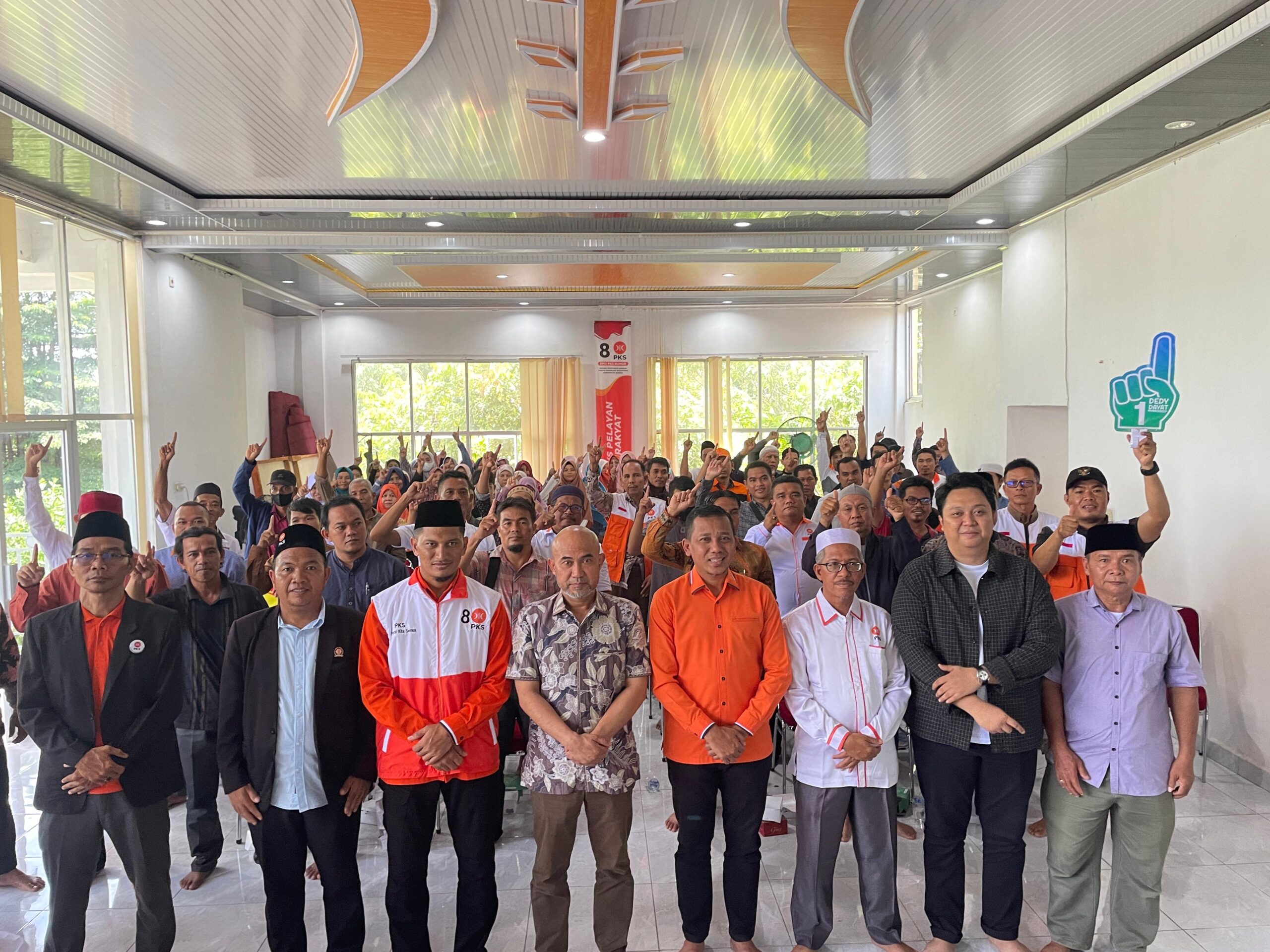 Majelis Pertimbangan Wilayah PKS Provinsi Jambi, H Safrudin Dwi Apriyanto dan kader bersama Dedy Putra Photo Bersama usai acara konsolidasi pemenangan Dedy - Dayat ( dok Media Center Dedy - Dayat )
